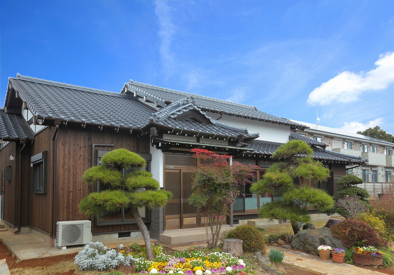 屋根をつくりかえ壁面を白漆喰で塗ったことで、かつてよりもどっしりと安定感が増し、その歴史にふさわしい風格が生まれました