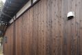 外壁に用いた焼杉は、表面を炭化させることで耐候性・耐久性を増しているのと同時に、その風合いが歴史ある家のたたずまいに調和します