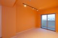 白にふちどられたオレンジの塗り壁調の空間は、地中海沿岸、カタルーニャ地方からフランス側、プロヴァンスあたりの家々のインテリアを彷彿とさせます