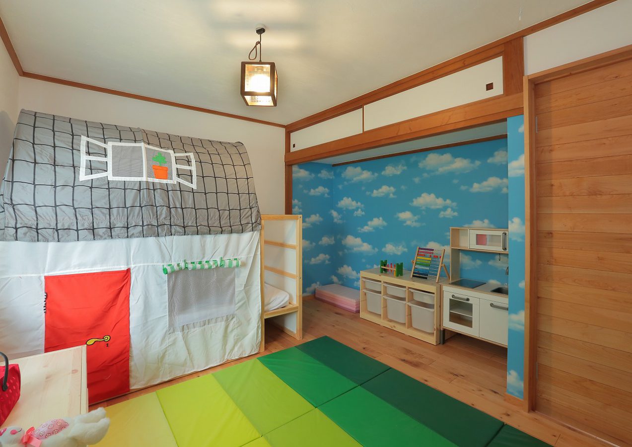 和室をお嬢さまの子供部屋に。ポップな壁紙をチョイス。