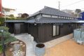 築91年の伝統工法で建てられた平屋の古民家。緩やかにカーブしたアプローチの手前には金魚が暮らす天水桝が印象的な外観です。