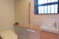 手摺も付いた広々としたトイレスペース。最新のタンクレストイレでお掃除も楽々
