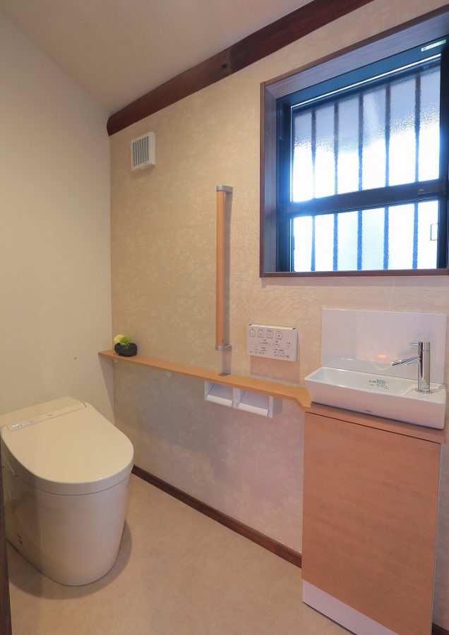手摺も付いた広々としたトイレスペース。最新のタンクレストイレでお掃除も楽々