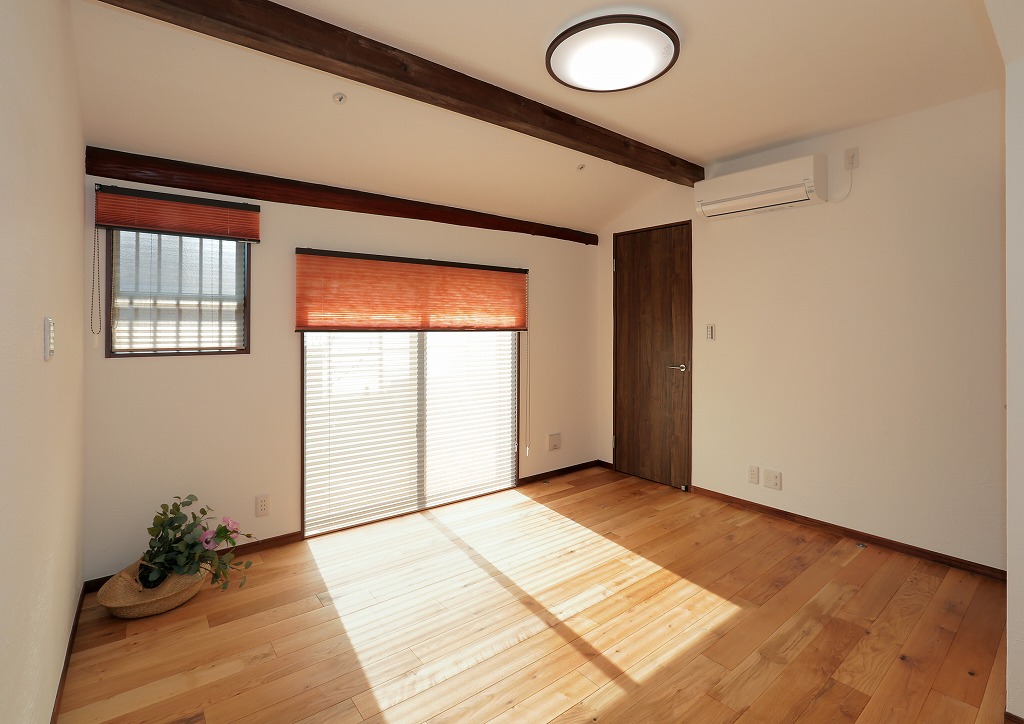 寝室に設置したピンクのプリーツスクリーン。女性らしい柔らかな印象のお部屋です