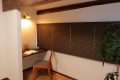 落ち着いた雰囲気を演出した書斎コーナー。少し天井が下がっていることでより集中できる空間になりました