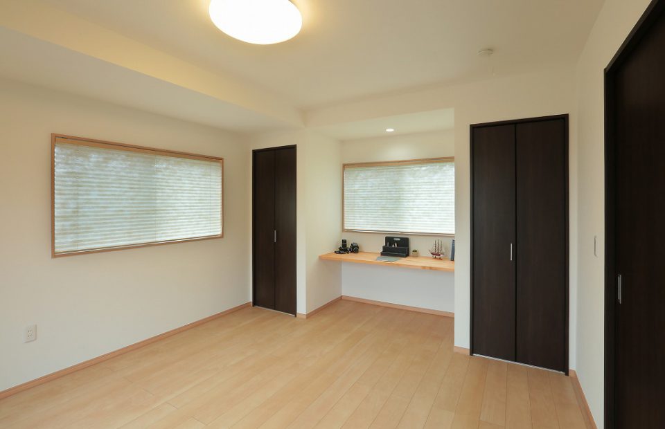 以前はキッチンダイニングとして使用していたお部屋は、カウンターとクローゼットを取り付けて洋室へ。