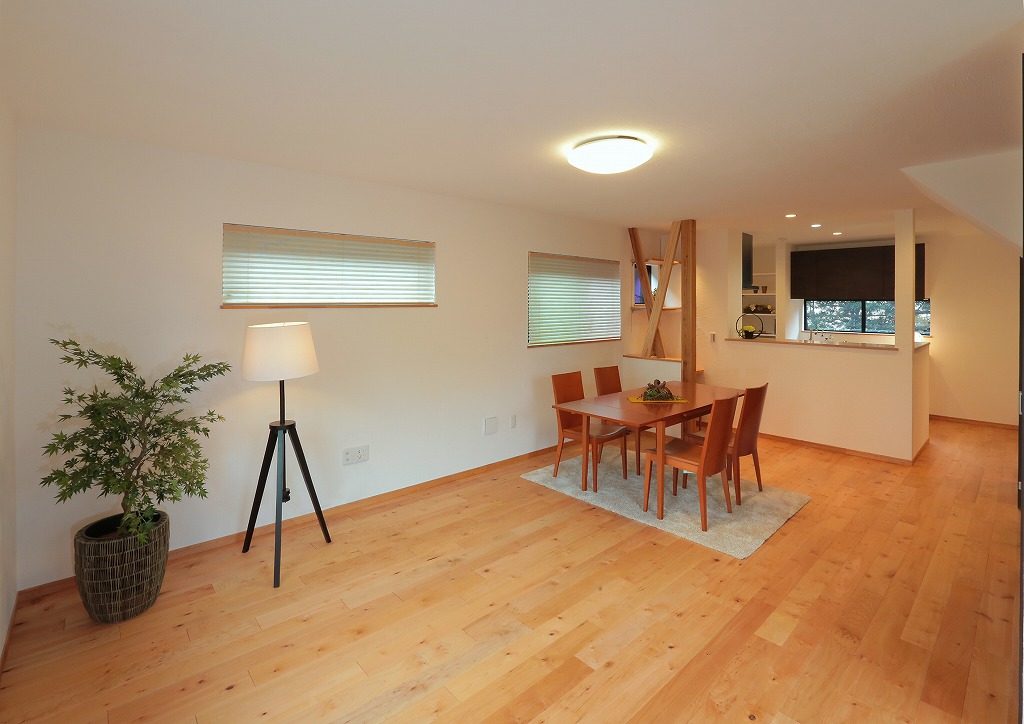 清潔感のあるLDKはシンプルで家具の配置のしやすさを重視。漆喰の壁と無垢の床で気持ち良く寛げる空間です。