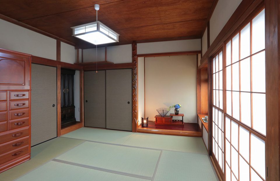 畳と襖、壁紙を新しくしただけで明るい空間に生まれ変わった和室は、天井や露出している柱はあえて昔のデザインを残しました。これには仏壇で見守るご両親もお喜びになられていることでしょう。