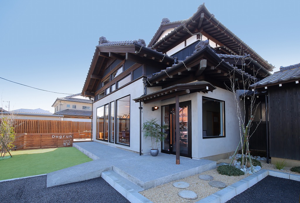 日本家屋特有の堂々とした佇まい。お客様をお出迎え。