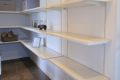 キッチン横に設けた大容量のパントリー。棚は高さを調整できるので、大きなものや細かいものまで用途別に収納することが可能です。