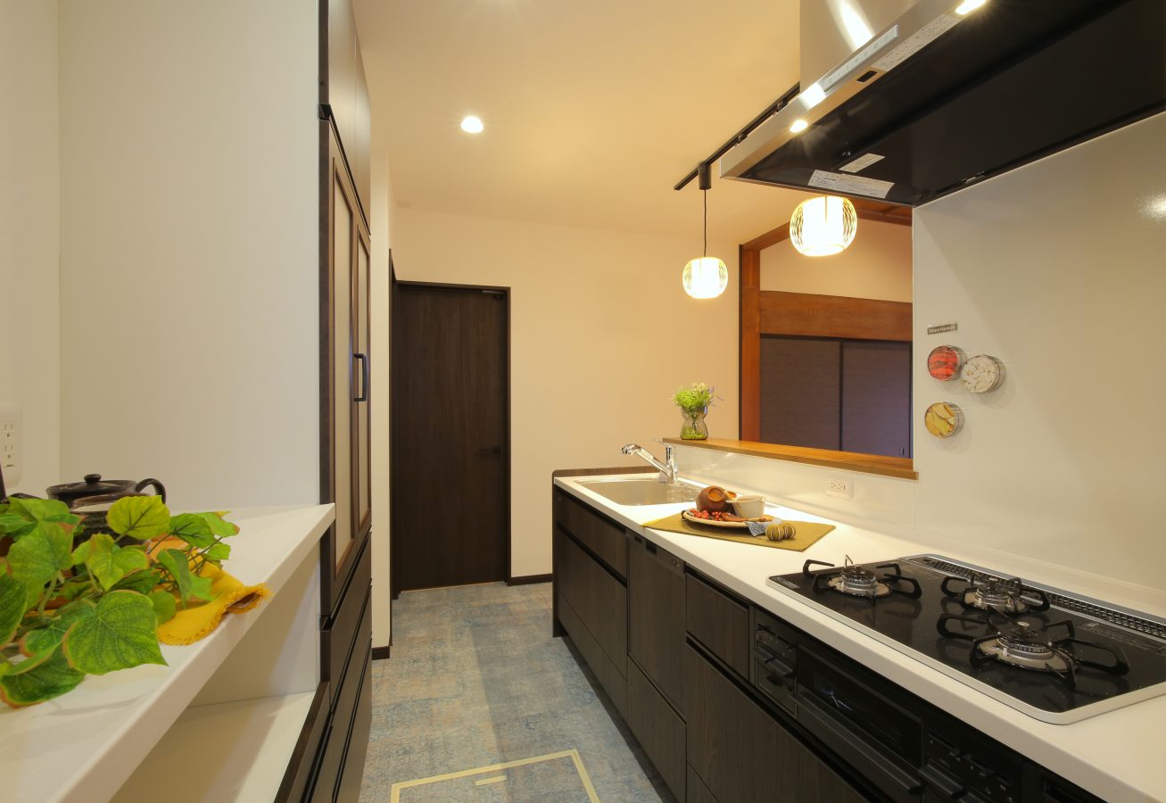 食洗器付きの最新型キッチン。床材はデニム生地を模したデザインで水拭き可能。さりげなく空間を、若々しく、モダンに彩っております。