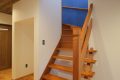 階段は既存を活かして再塗装できれいに。鮮やかなブルーが印象的なアクセントで２階に誘います。