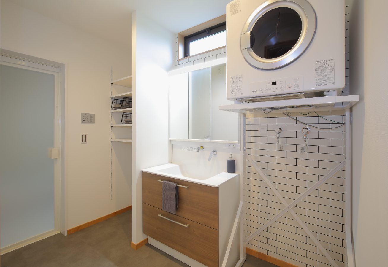 洗面所は以前より広くし、収納スペースと乾燥機も設置して快適になりました。