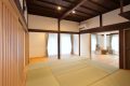 既存の天井を活かした和室は仏間や神棚など家の歴史を継承しています。