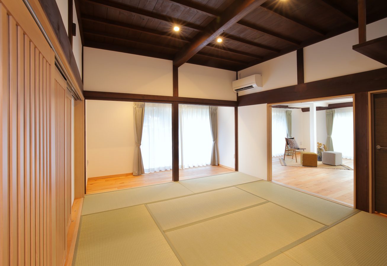 既存の天井を活かした和室は仏間や神棚など家の歴史を継承しています。