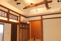 築１００年の建物しかり、工事中天井より、威厳漂う小屋張りが現れました。ずっと１００年天井内に隠れていたこの素材、折角なのでこんな機です、吹き抜けにして「現し」にしてしましょうと相成りました。結果は大正解。空間に高さが加わり、とてもより広がった印象になりました。書院や欄間とともに、さらにこの空間に無二の趣を与えてくれます。