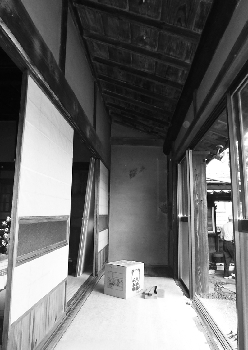 大正初期もしくは昭和初期に伝統工法で建てられた平屋の古民家。今回のリノベーションでは、開口部に設置した高性能サッシをはじめ、キッチン・トイレ・バスルーム等の水回りなど、