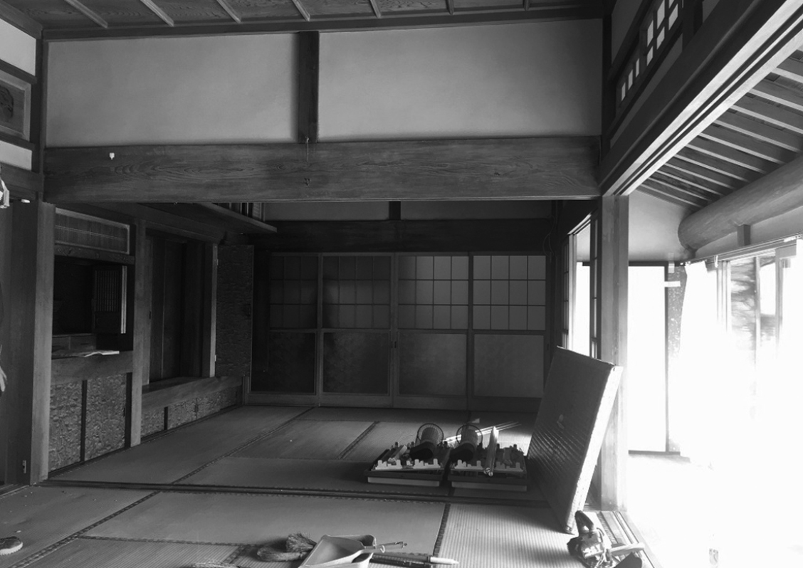 改装工事中のヒトヨセ和室の様子。画面左側には、リノベーション後も御仏壇と御神体が変わらずに収められている。