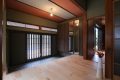 二間間口の開放的な玄関ホール・天井は和紙の壁紙を貼り分けたデザインに。