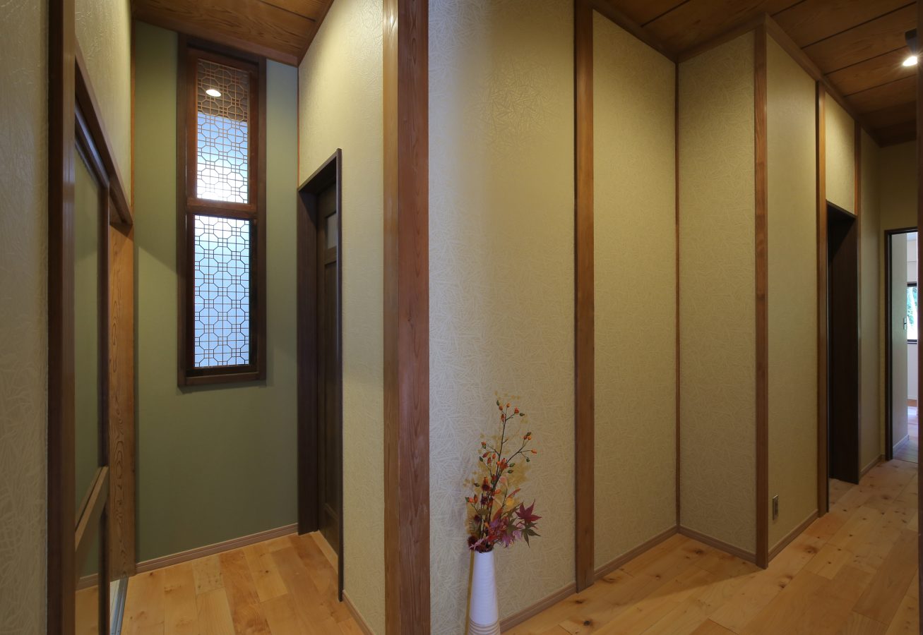 真壁廊下には不要となった雨戸の戸袋鏡板のランマを飾り窓として再利用。