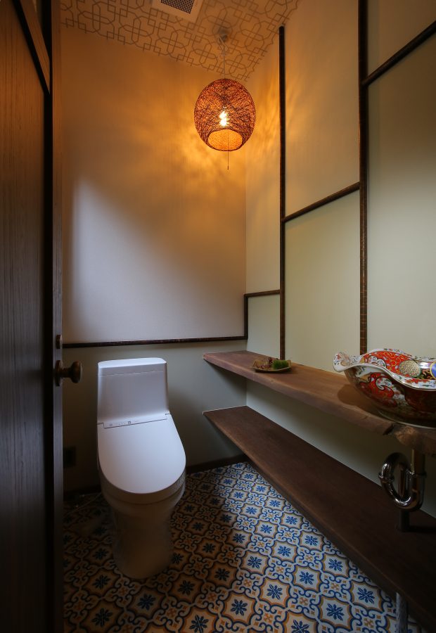 トイレにはお客様こだわりの照明や手洗い用の器を使用、蔵に保管してあった古材もカウンターとして再生しています。