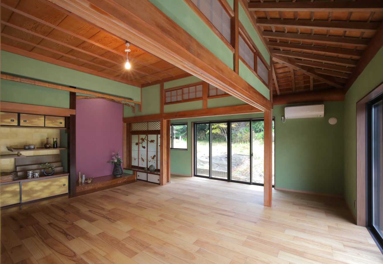 和室、床の間の良さを残しつつ、アトリエとして再生。淡い紫の壁が個性的です。