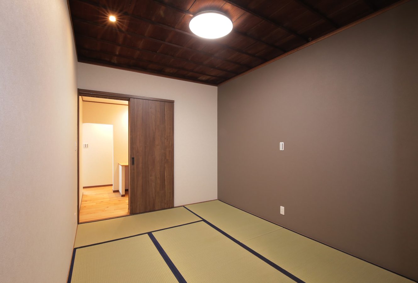 寝室となる和室、天井は既存の竽縁天井をそのまま利用						
