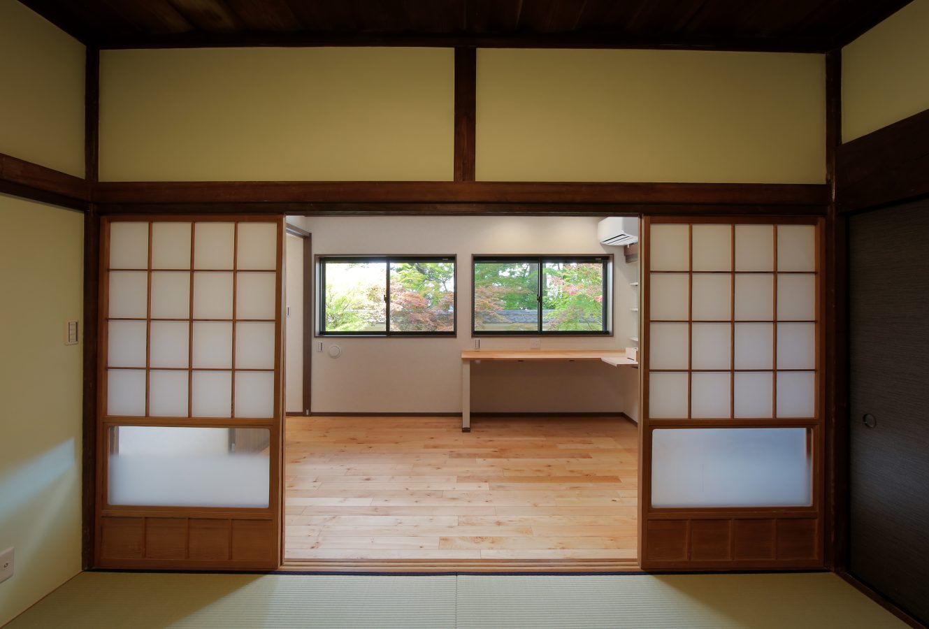 和室と隣接する洋室は、事務スペースとしても活用。窓から見える風景が四季を感じさせます。						