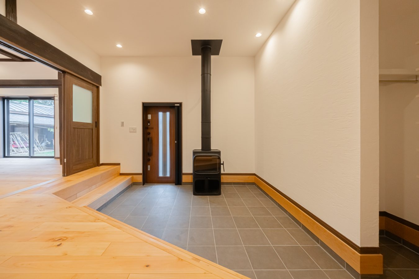 土間には薪ストーブを新設。 冬は家族が自然と集まりたくなる、あたたかな場所に。 無垢材の床と漆喰の壁が、心地よい空気をつくってくれます。