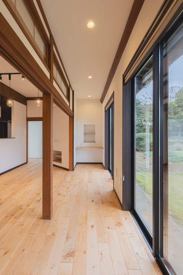 自然光がたっぷり差し込む広縁は、木のぬくもりを感じられる癒しの空間。 和の趣を残しつつ、現代的なリノベーションで明るく快適な室内に生まれ変わりました。