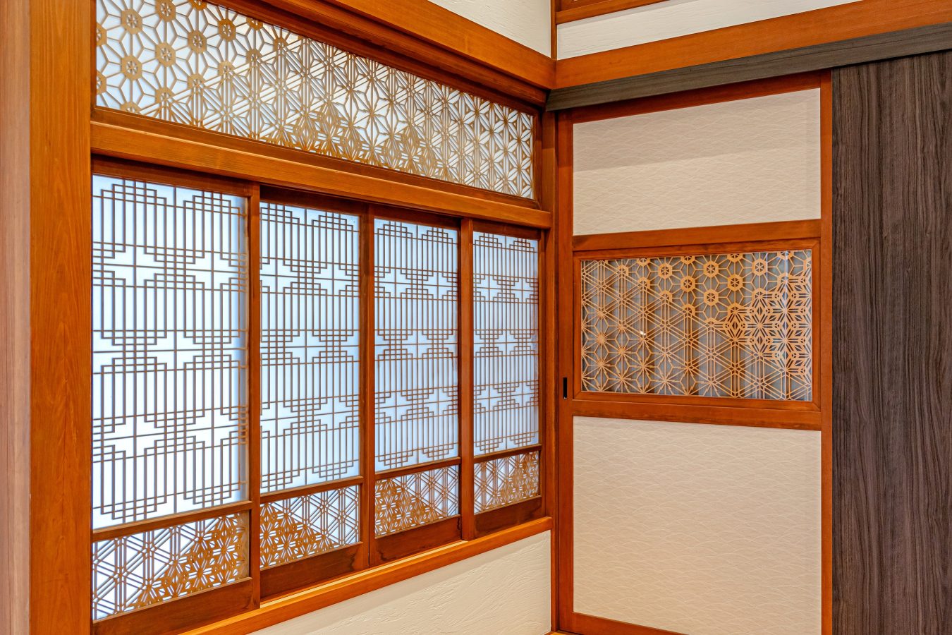 繊細な組子細工が印象的な建具は、既存の古建具を移設・再利用。和の職人技を生かしながら、現代の空間に自然に溶け込むよう配置しました。