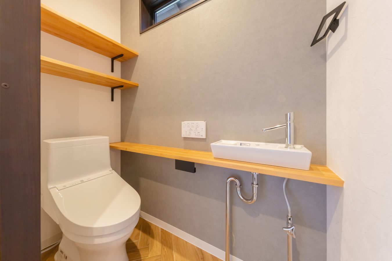 トイレは、清潔感とデザイン性を両立。機能性の高い便器に交換し、日々のお手入れも簡単です。